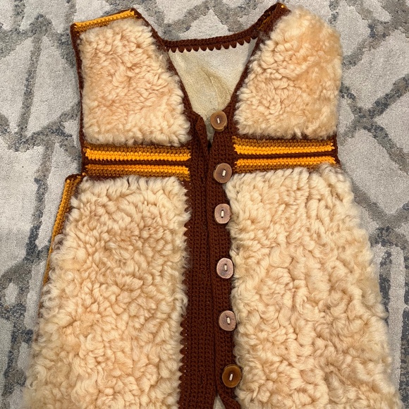 Cozy Kids' Shearling Vest with Brown Accents - Picture 1 of 5